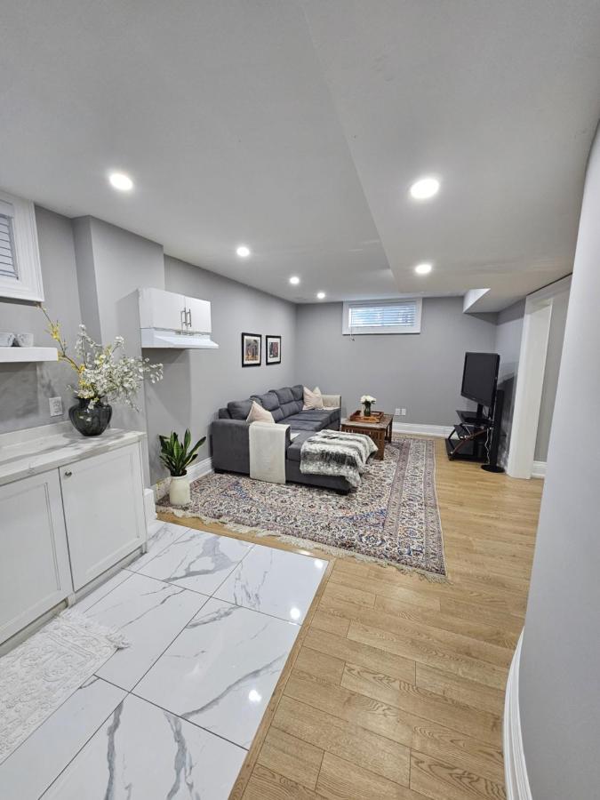 Basement Apartment In Luxury Beach House Торонто Екстер'єр фото
